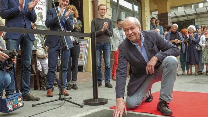 Odsłonięto 73. gwiazdę łódzkiej „Walk of Fame”. Dedykowana jest Wojciechowi Marczewskiemu. Widzowie znają go m.in. ze zrealizowanego w 1990 r. filmu „Ucieczka z kina Wolność”, w którym rozprawiał się z absurdami życia w PRL-u. Odsłonięto 73. gwiazdę łódzkiej „Walk of Fame”. Dedykowana jest Wojciechowi Marczewskiemu. Widzowie znają go m.in. ze zrealizowanego w 1990 r. filmu „Ucieczka z kina Wolność”, w którym rozprawiał się z absurdami życia w PRL-u. - fot. Stefan Brajter
