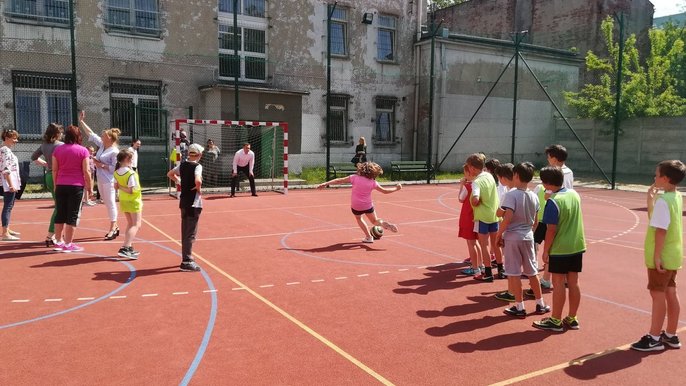 Wiceprezydent Trela stanął na bramce, a uczniowie strzelali gole Wiceprezydent Trela stanął na bramce, a uczniowie strzelali gole - fot. Monika Pawlak / UMŁ