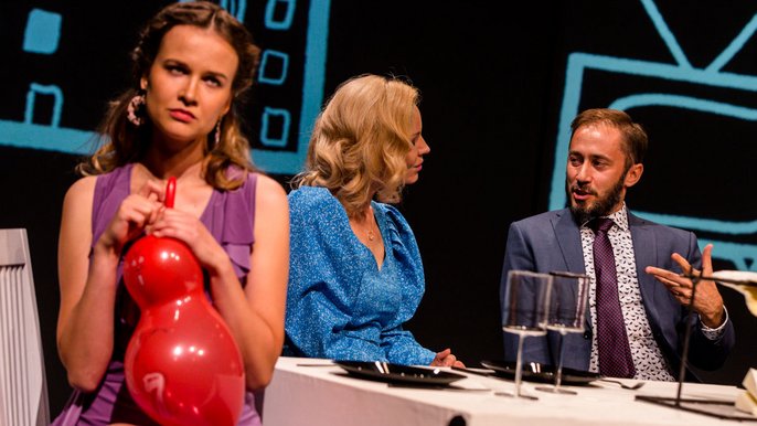 1 czerwca o 21:00 w Teatrze Telewizji na żywo z Małej Sceny Teatru Powszechnego w Łodzi transmitowana będzie komedia Krzysztofa Kędziory „Wykapany zięć”. 1 czerwca o 21:00 w Teatrze Telewizji na żywo z Małej Sceny Teatru Powszechnego w Łodzi transmitowana będzie komedia Krzysztofa Kędziory „Wykapany zięć”. - fot. Katarzyna Bąba / Teatr Powszechny
