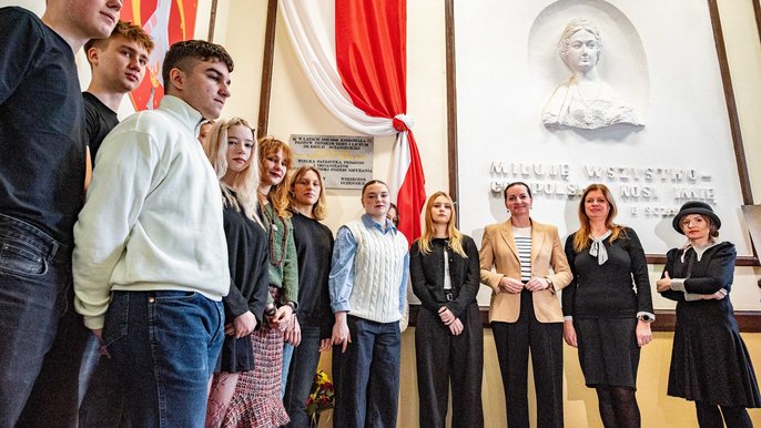  - Wiceprezydent Łodzi Małgorzata Moskwa - Wodnicka z uczniami IV LO w Łodzi oraz dyrektor Katarzyną Szkudlarek. Fot. P. Wacławiak, UMŁ. 
