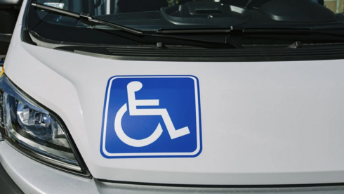 Maska samochodu z oznaczeniem transportu osób z niepełnosprawnościami