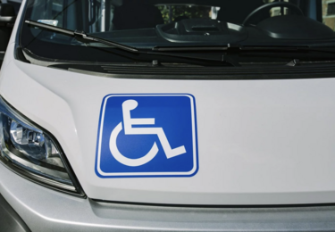 Maska samochodu z oznaczeniem transportu osób z niepełnosprawnościami