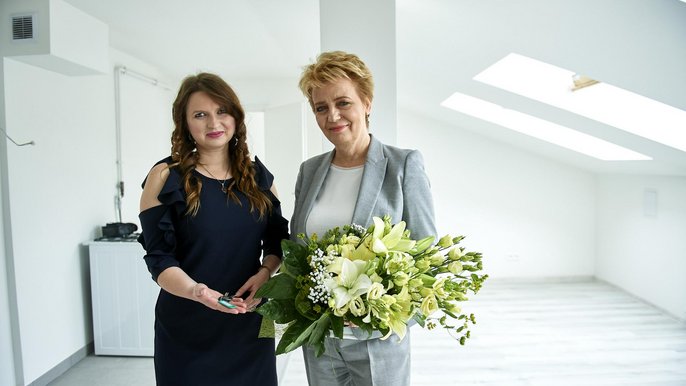 Paula Zdanowicz, beneficjentka miejskiego programu „Mieszkania dla młodych", odebrała z rąk prezydent Łodzi Hanny Zdanowskiej klucze do mieszkania w Pasażu Róży. Paula Zdanowicz, beneficjentka miejskiego programu „Mieszkania dla młodych", odebrała z rąk prezydent Łodzi Hanny Zdanowskiej klucze do mieszkania w Pasażu Róży. - fot. Radosław Jóźwiak