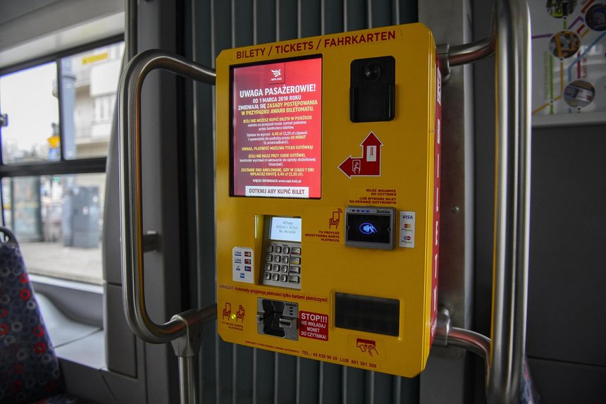 Gdy urządzenie nie zadziała, kupisz bilet u kontrolera. Od marca nowe rozwiązanie w autobusach i tramwajach MPK fot. Radosław Jóźwiak / UMŁ