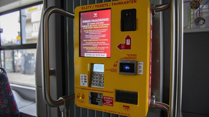 Gdy urządzenie nie zadziała, kupisz bilet u kontrolera. Od marca nowe rozwiązanie w autobusach i tramwajach MPK Gdy urządzenie nie zadziała, kupisz bilet u kontrolera. Od marca nowe rozwiązanie w autobusach i tramwajach MPK - fot. Radosław Jóźwiak / UMŁ