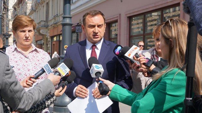 316 miejskich przedszkoli, szkół wszystkich szczebli i placówek edukacyjnych przystąpiło do ogólnopolskiego strajku nauczycieli, który rozpoczął się 8 kwietnia 316 miejskich przedszkoli, szkół wszystkich szczebli i placówek edukacyjnych przystąpiło do ogólnopolskiego strajku nauczycieli, który rozpoczął się 8 kwietnia - fot. Monika Pawlak / UMŁ
