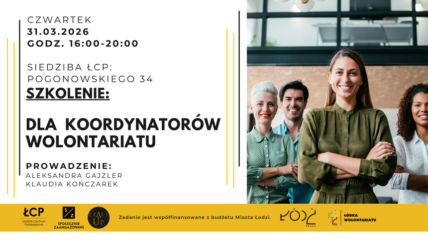 Zdjęcie podzielone jest na dwie części. Po prawej stronie widzimy cztery uśmiechnięte osoby, stojące w pomieszczeniu, po lewej umieszczono informacje dotyczące szkolenia dla koordynatorów wolontariatu, termin i miejse szkolenia: czwartek 31.03.2026 r., godz. 16:00-20:00, siedziba ŁCP ul. Pogonowskiego 34. Kolorystyka grafiki, z przewagą jasnych odcieni i żółtego akcentu w dolnej części zdjęcia, na którym znajdują się logotypy organizatorów: Łódzkie Centrum Pozarządowe, Społecznie Zaangażowani, Level UP, Łódź Kreuje, Łódka Wolontariatu. Zadanie współfinansowane jest z budżetu Miasta Łodzi.
