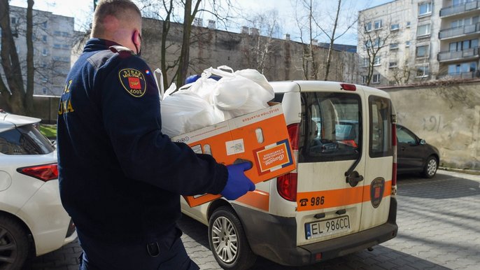 Miejski Ośrodek Pomocy Społecznej oraz Straż Miejska dowożą obiady do domów seniorów 