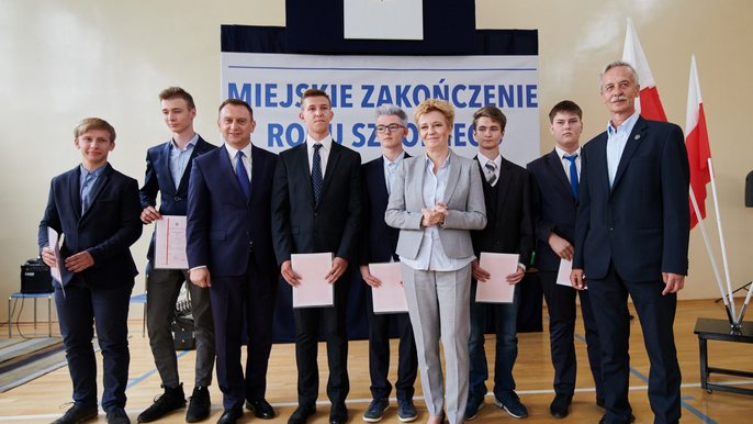 Prezydent Hanna Zdanowska oraz wiceprezydent Tomasz Trela wręczyli najzdolniejszym uczniom świadectwa z biało-czerwonym paskiem Prezydent Hanna Zdanowska oraz wiceprezydent Tomasz Trela wręczyli najzdolniejszym uczniom świadectwa z biało-czerwonym paskiem - fot. Sebastian Glapiński / UMŁ