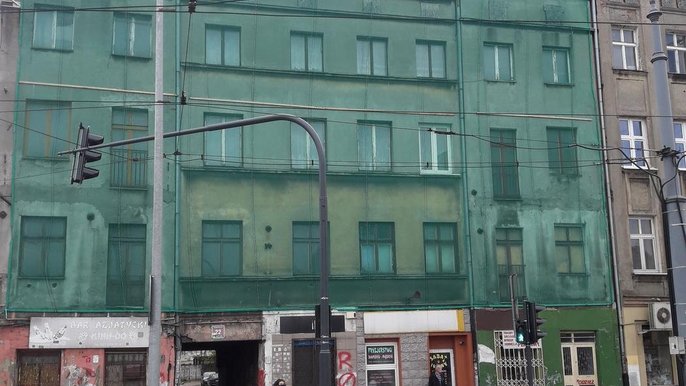 Zabezpieczenie siatką fasady kamienicy przy Limanowskiego 22 - fot. Archiwum UMŁ