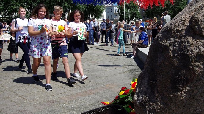 Dzieci w imieniu swoich rówieśników złożyły laurki pod pomnikiem upamiętniający przyznanie Łodzi praw miejskich Dzieci w imieniu swoich rówieśników złożyły laurki pod pomnikiem upamiętniający przyznanie Łodzi praw miejskich - fot. UMŁ