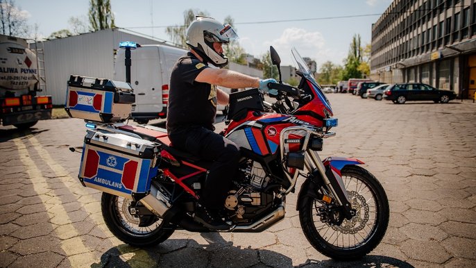 W najbliższych dniach na łódzkie ulice wyjadą dwie motokaretki, czyli motocykle wyposażone prawie tak, jak ambulans. W najbliższych dniach na łódzkie ulice wyjadą dwie motokaretki, czyli motocykle wyposażone prawie tak, jak ambulans. - fot. Radosław Żydowicz