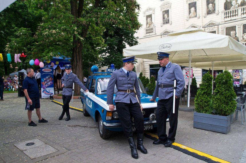 Milicja Obywatelska nie cieszyła się szczególnym szacunkiem. Przyczyniła się do tego zła sława tzw. Zmilitaryzowanych Oddziałów MO używanych do tłumienie demonstracji. foto Andrzej Janecki