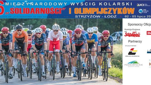 na zdjęciu jest plakat z jadącymi kolarzami i sponsorami wyścigu